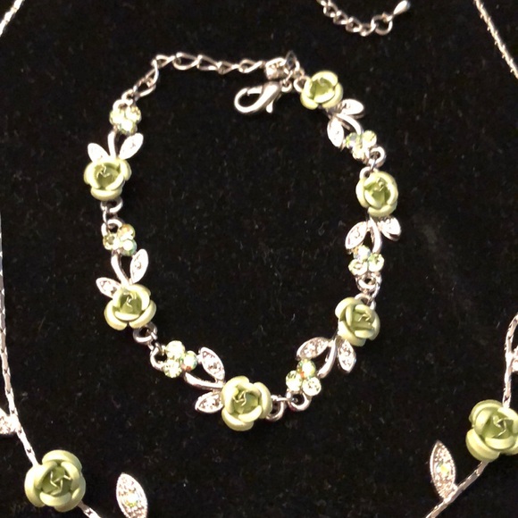 Silver w/green roses set of Bracelet & Necklace - Picture 7 of 8